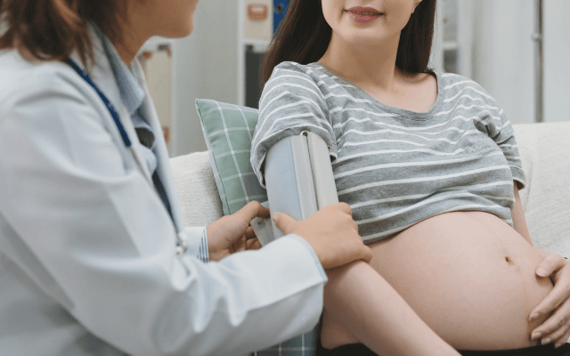 先生に診察をしてもらっている妊婦